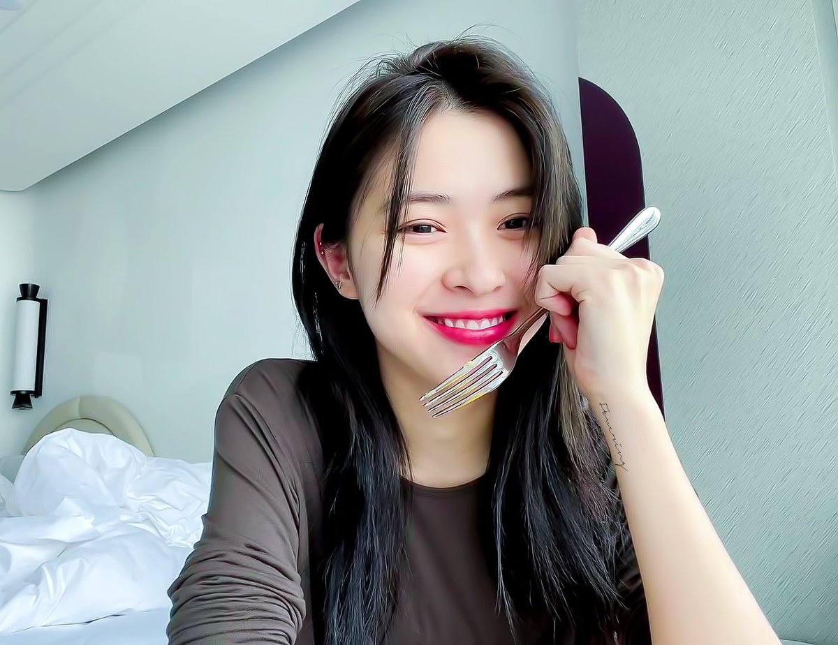 ryuajean's tweet photo. Nyaw nyaw, ready to eat you-
no no, i mean ready to eat with you!😼

#⃝JEAN https://t.co/3kdaeYjyua