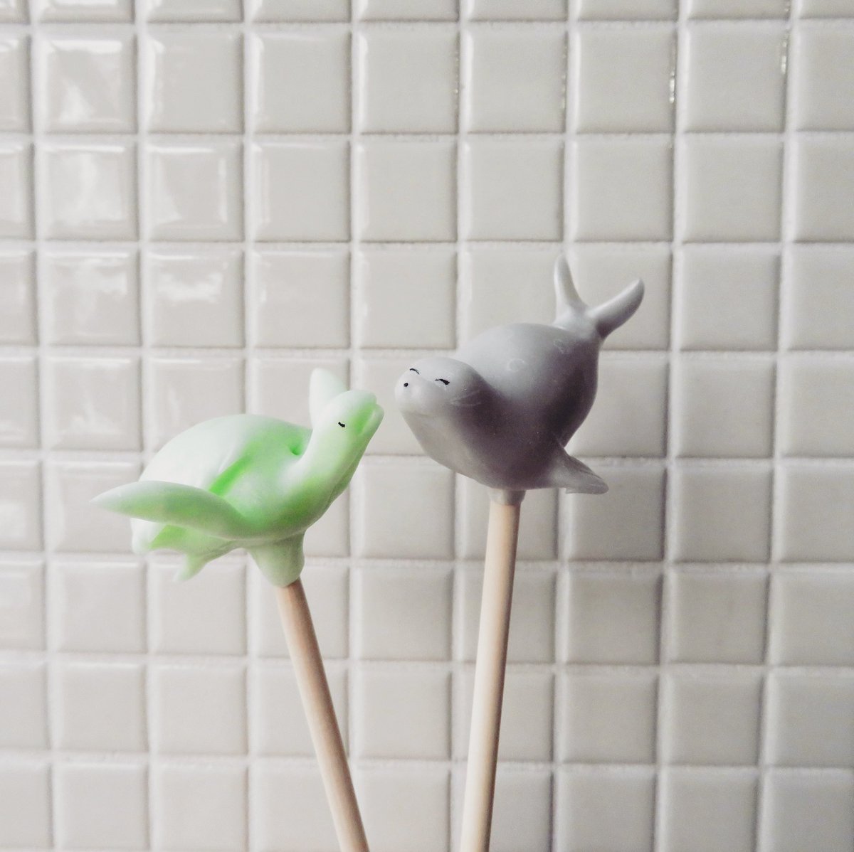 ame_amenotori's tweet photo. 今日は2匹

#あめ細工あめのとり #あめ細工 #飴細工 #あめ #飴 #candies #candycraft #candyart #大阪港 #海遊館 #kaiyukan #亀 #天保山 #天保山マーケットプレース #なにわ食いしんぼ横丁 #あざらし https://t.co/a3Lc8Sk3Ym