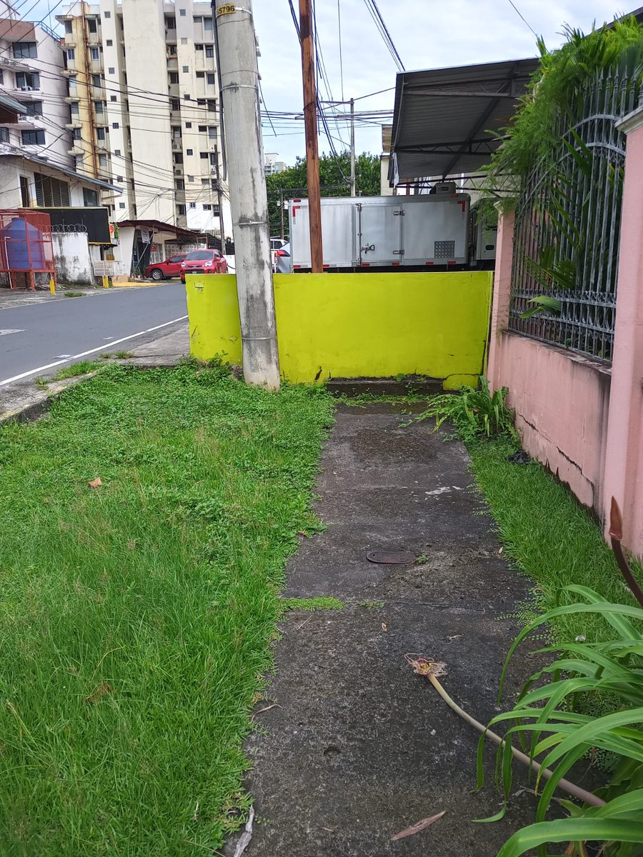 richie_goz's tweet image. "Bloquiemos la acera con un muro pa poder estacionar bien mis camiones y autos, igual ahí les queda un pasito para los que caminan" San Francisco, Calle 71 @SanFran_SOS @jcsanfrancisco_ @LotuyoesSanFran