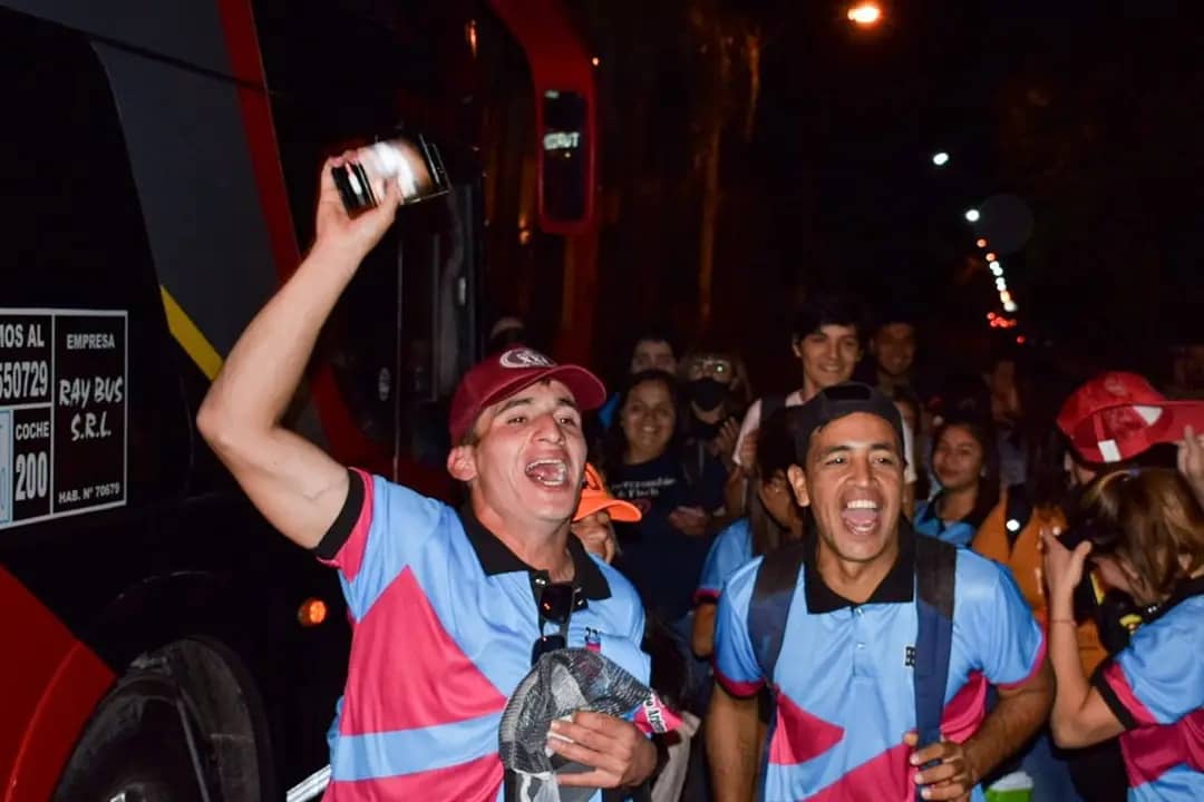 Pablo_romerook's tweet photo. ¡La tercer tanda de alumnos, está viajando a Cataratas!😄 El compromiso es algo que nos identifica, y es por eso que seguimos cumpliendo con todos. Sabemos que este domingo ¡Vamos a ganar! https://t.co/gbgqZ6aF2c