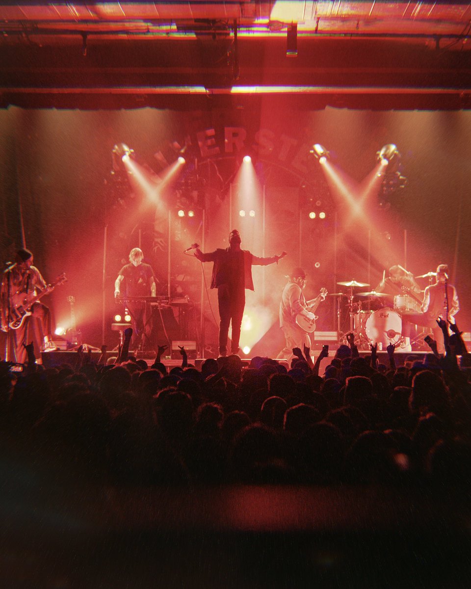 GloryKegan's tweet photo. Still unbelievable I got to photograph @silverstein. A band I’ve been listening to since 3RD grade, a band that paved the road for me. https://t.co/cTLhPoyvlX
