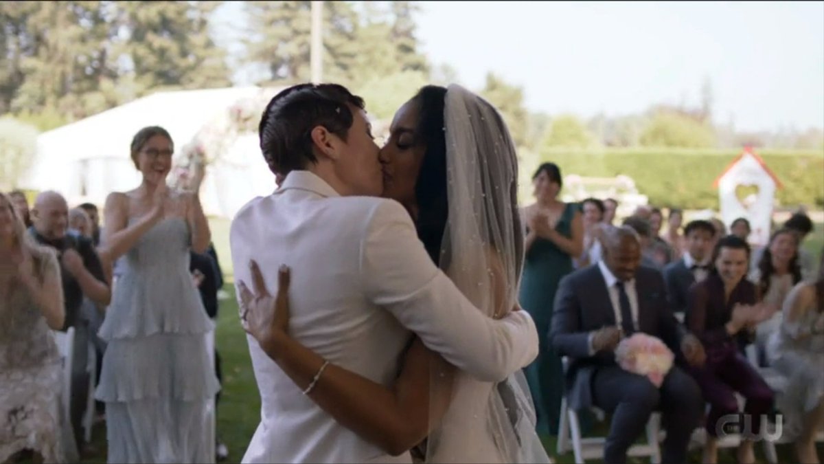 sapphic4renee's tweet photo. VIVA EL LESBIANISMOOOOO #Supergirl https://t.co/NIxBpSmomt