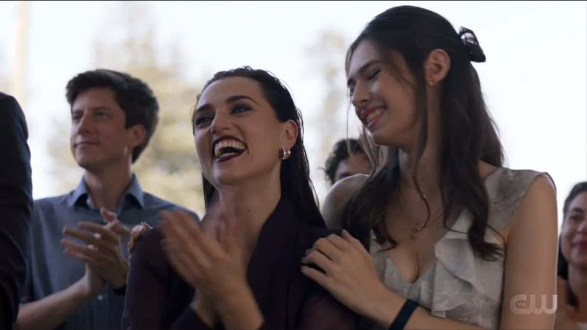 sapphic4renee's tweet photo. VIVA EL LESBIANISMOOOOO #Supergirl https://t.co/NIxBpSmomt