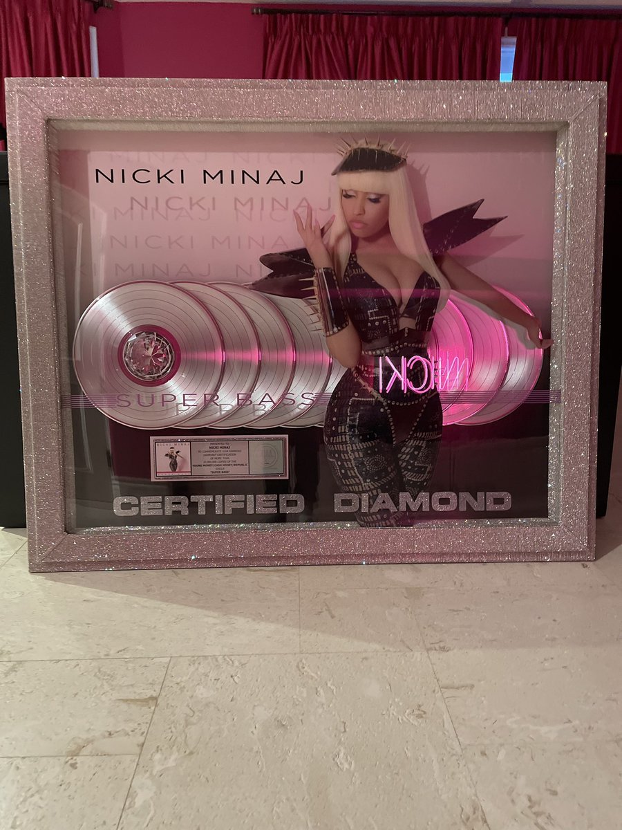 CRUNKCOCOCRUNK's tweet photo. How it started now how it going @NICKIMINAJ https://t.co/Nyg0dEJSym