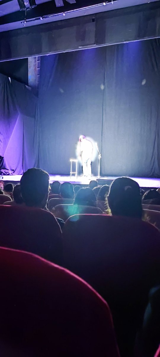 angelquevedoj's tweet photo. No puedo creer que hace 15 días lo vi en vivo cuando vino a Barcelona. Qué hermoso se ve con inmenso halo de luz. #RIPNanutria https://t.co/xMmfEiJeEK
