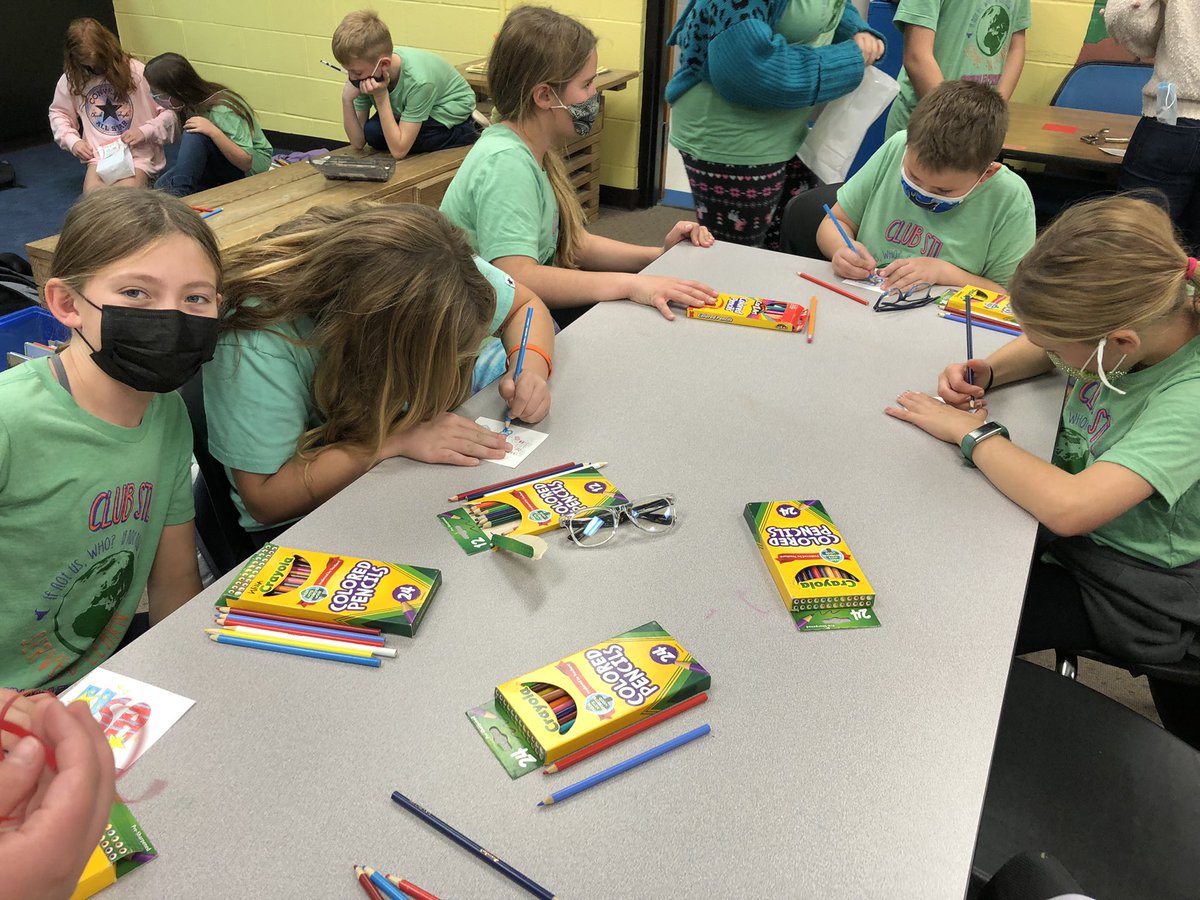 AESClubSTL's tweet photo. Today we worked hard to prepare for our Veteran’s Day parade. #VeteransDay2021 #thankyouveterans #ultimateservice @AESBulls https://t.co/IUVRW9TtWf