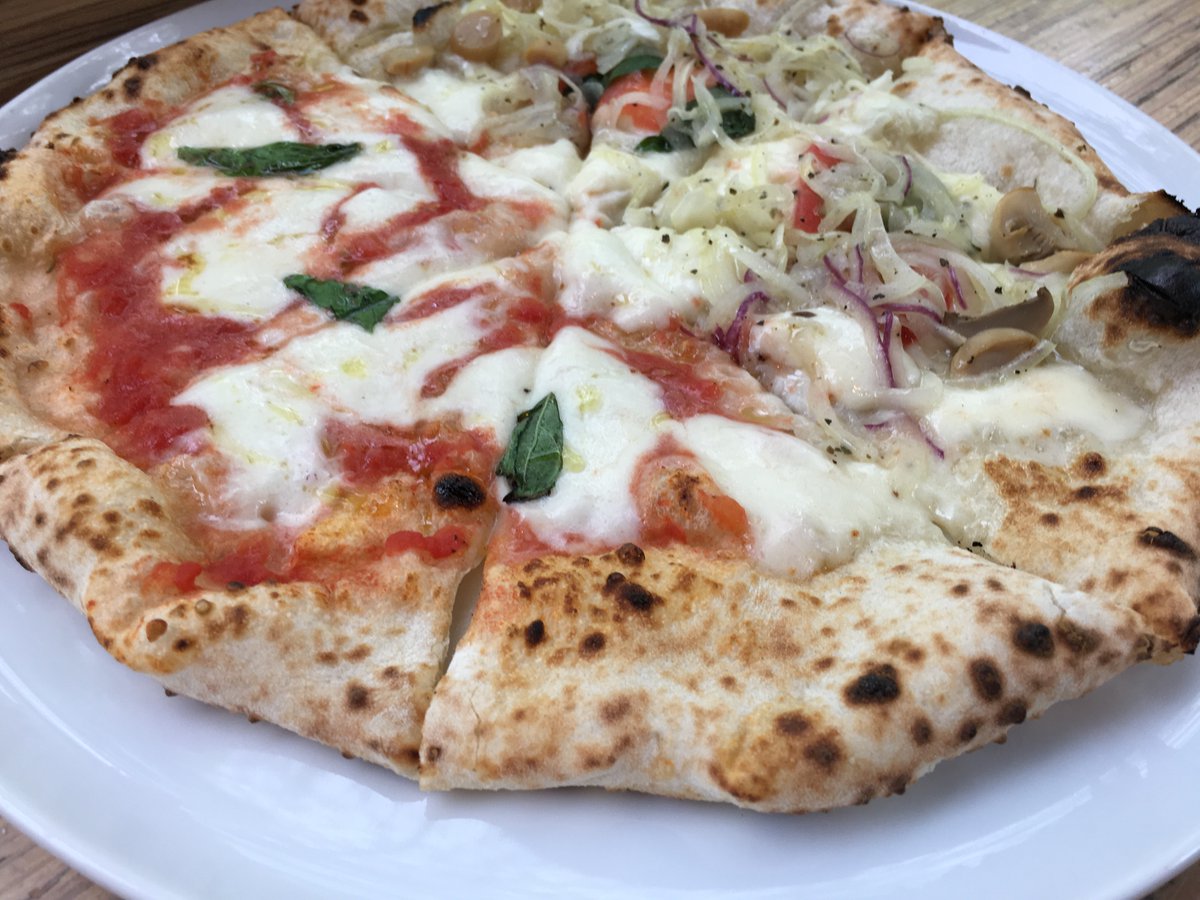 yasaomode's tweet photo. 先日のランチ
ハーフ&amp;ハーフのピザは、2つの味が楽しめて
2度おいしい。

やさお

#ヤサオモード #テカリ防止 #フェイスパウダー #メンズコスメ #メンズスキンケア #メンズ美容 #北海道 #札幌
https://t.co/aRk7wLcUFW https://t.co/SI2KNTCYmv