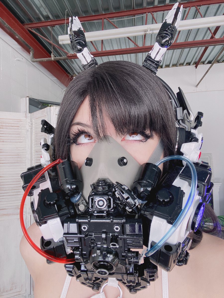 Guess the face I am making under the mask :3 https://t.co/oujAttZYPC