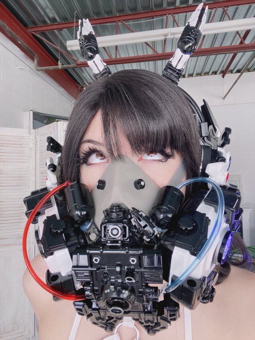 Guess the face I am making under the mask :3 https://t.co/oujAttZYPC