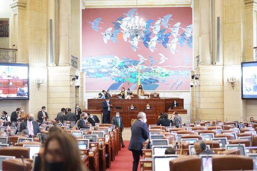 elespectador's tweet image. No más sesiones desde el carro o en pijama: ratifican presencialidad en Cámara. bit.ly/3F1wwK5