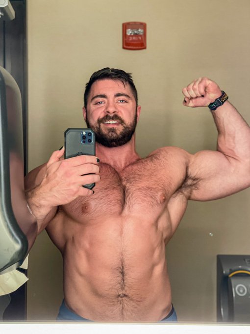 Not me with 30 lbs left to gain on this bulk 💪🏼💪🏼 (239.6 today) https://t.co/jLpykZJhBy<a href="/tag/dirtymirror"class="tags"><span>#dirtymirror</span></a>