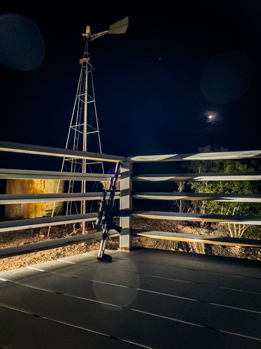 LandmanLife's tweet image. Couldn’t let you guys be the only ones troubleshooting in the dark tonight…

@colinmhngry @hotdogoil #troubleshootingtuesday