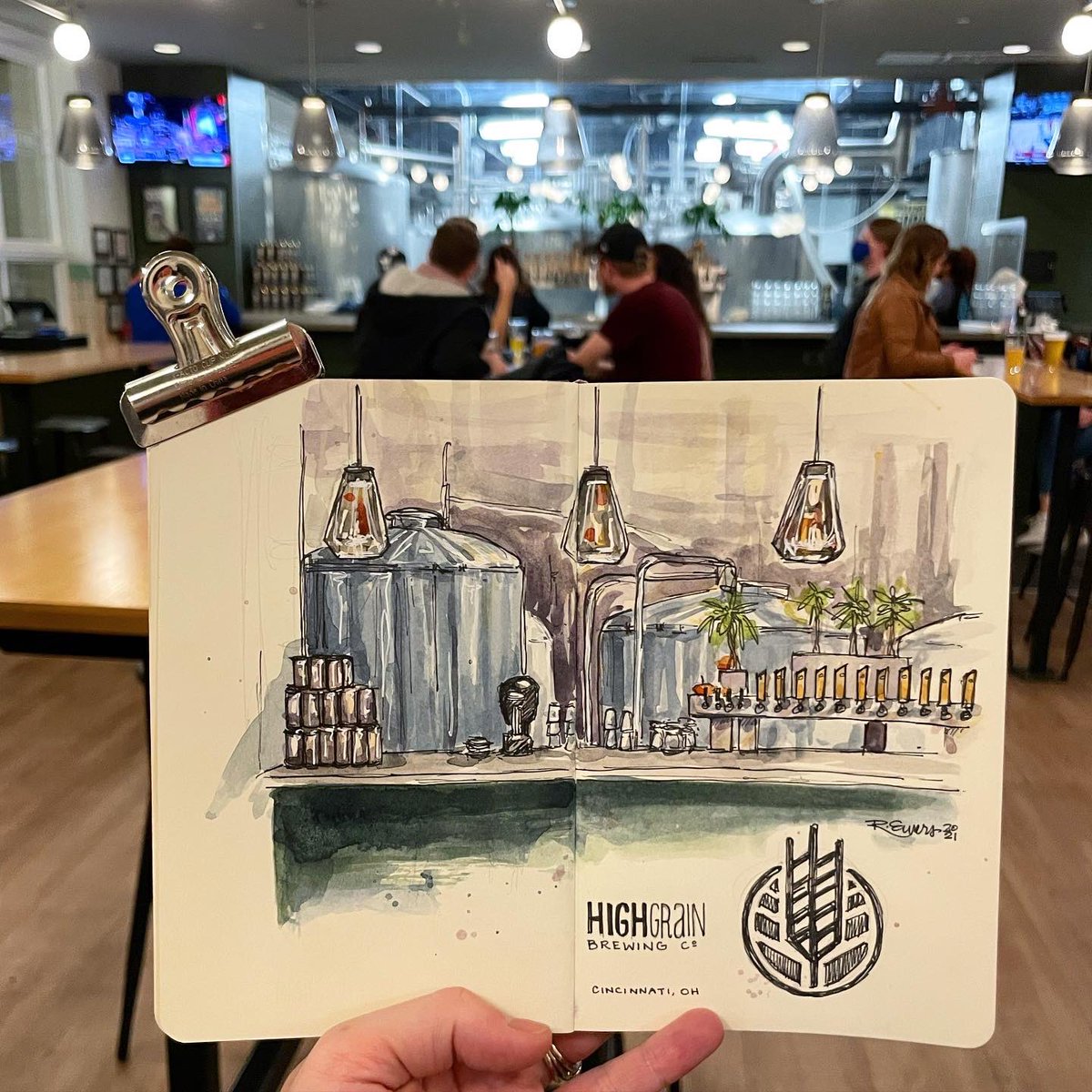 rewersdesigns's tweet photo. From our #boUrbanSketchers outing tonight at @HighGrainBeer! This one got a little bit away from me, but hey, I had fun with it and had a good beer at the same time π
#urbansketchers #usk #uskcincinnati #cincinnati #highgrain #highgrainbrewing #art #sketchbook #watercolor #beer https://t.co/DzrdcHpMTZ