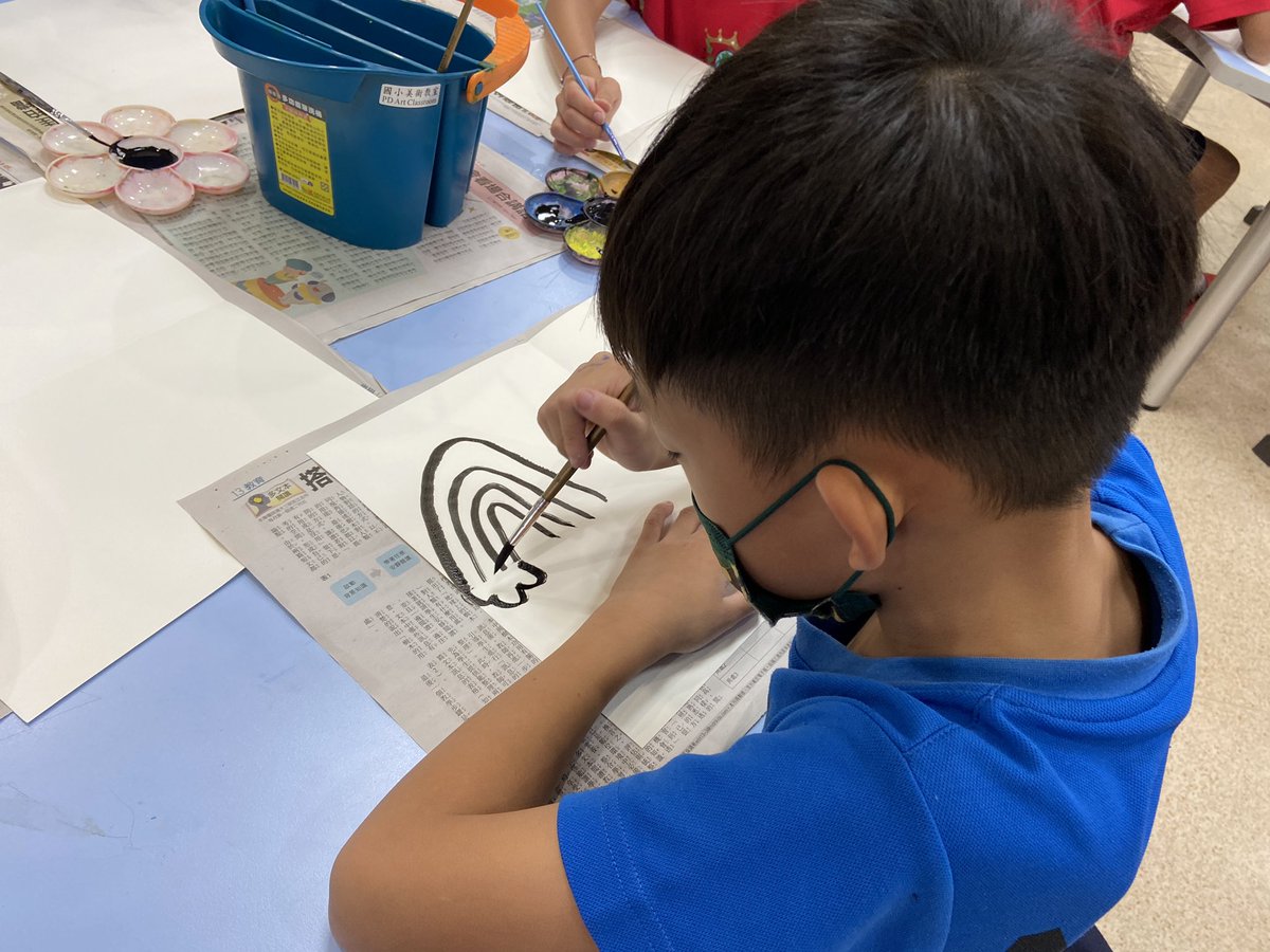 MissLaronde's tweet photo. Expressing our feelings through art! We listened to two different songs and painted how we felt. A great outlet for kids, teaches them to name and recognize emotions, and shows them that everyone has different feelings and different ways of expressing them. #pyp #ib #education https://t.co/EdExgfeXCK