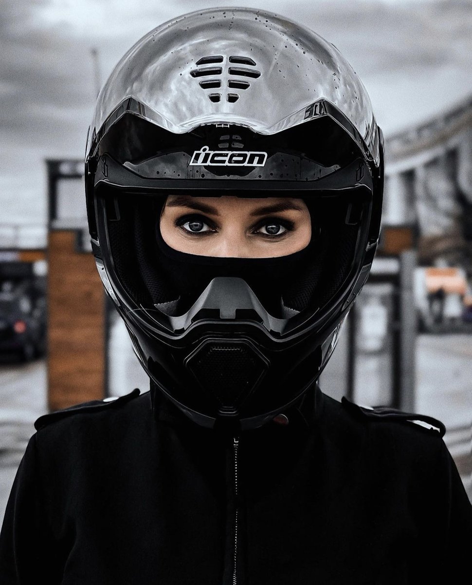 Elegant in design, the Airflite helmet in gloss black is pure class...
•
• 
🏍️: @elena_qhta 📸: @geekzenetsov #icon1000 #onepossiblefuture #Airflite #iconhelmet