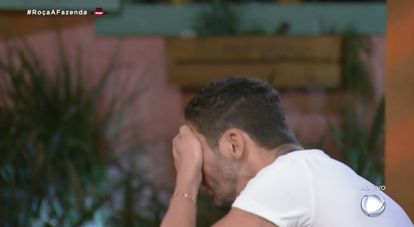 lucasdoreality's tweet photo. A indignação do Rico com a Aline deixando de se comprometer é extremamente legítima. Sabonetou. Deixou de ganhar dinheiro pra se esconder no game e ainda expôs o Rico ao dizer que ele não imunizou Valentina quando ele só foi inteligente e contou votos. SURREAL
#RoçaAFazenda https://t.co/s43GfoDbOQ