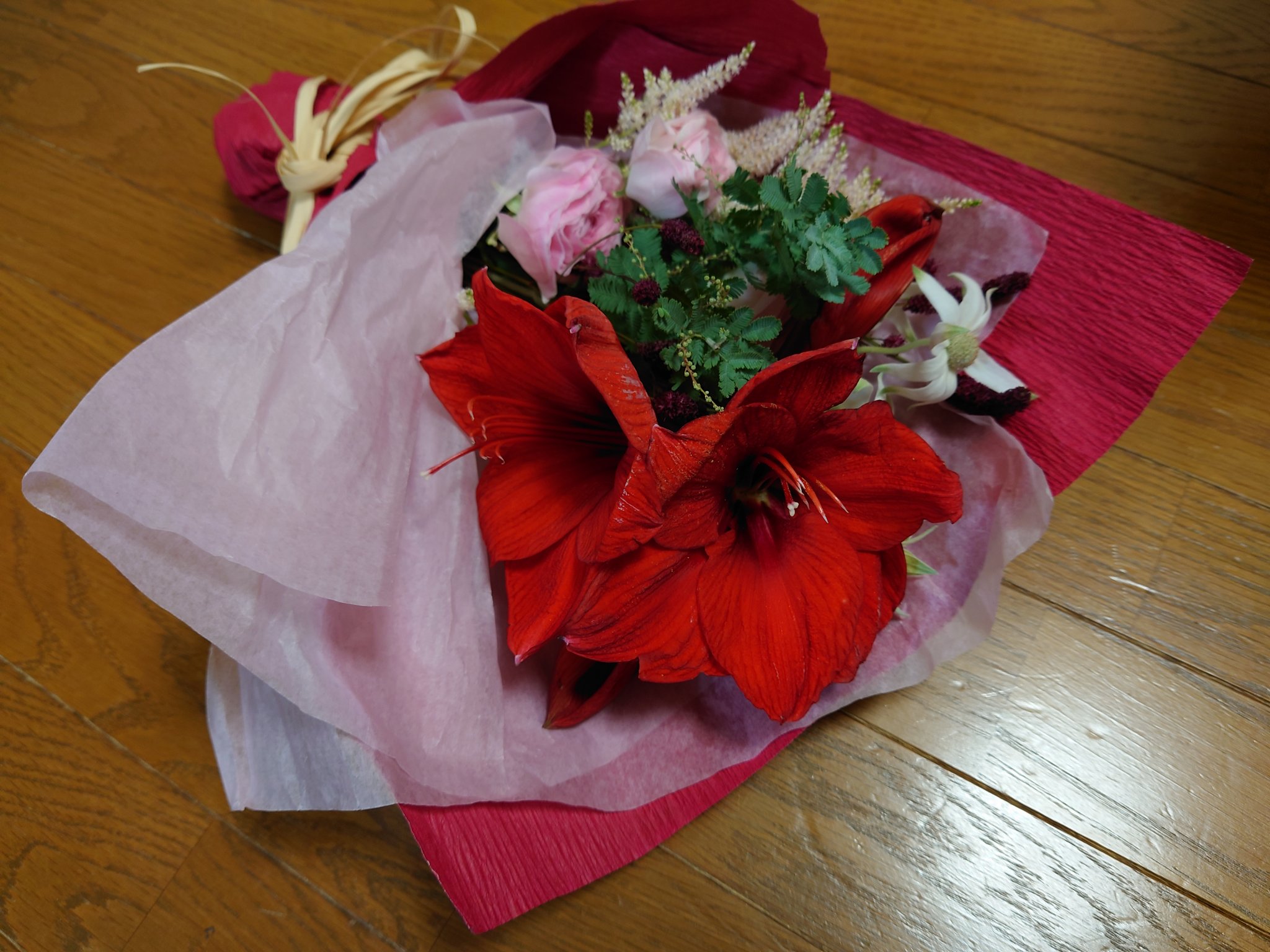 千葉加奈子 本当に素敵な花束をいただきました 私が憧れの様な気持ちを持ってる 赤い大輪の花 ﾟ アマリリス 花束 美しい ありがとう 強さ 誇り おしゃべり すばらしく美しい T Co Xqnvvmwonm Twitter