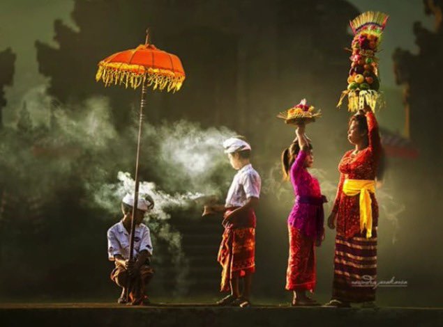 Tuhan ada di semua tempat, meresapi segala wujud.
Tapi demi kebaikan kita sendiri, mari jumpai Dia dalam keindahan 😍🥰