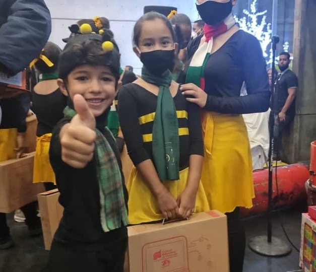 mineducacion_ve's tweet photo. Hijos e hijas de los trabajadores y trabajadoras del @MPPEDUCACION fueron beneficiados con obsequios en el marco del inicio de las festividades decembrinas. @NicolasMaduro  @_LaAvanzadora
#PuebloDignoYSoberano https://t.co/bn192dpUrQ