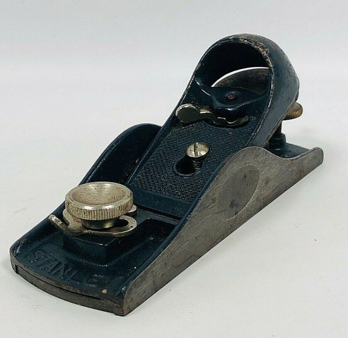 Worldsoldestham's tweet photo. Currently on display in our LOCAL TREASURES exhibit are 19th & 20th century woodworking tools.
Block planes like this Stanley No. 9 1/2 are designed for use across the grain.
(Day 10 of #Museum30: Wood)
#wood #OnExhibit @stanleytools https://t.co/BYTywfB5DM