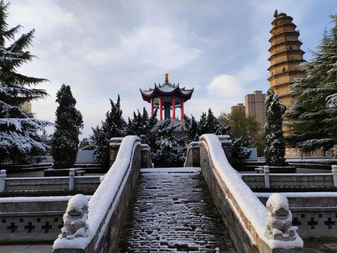 Thisisweinan's tweet photo. After the snow, He Yang in Weinan, Shaanxi is as pretty as a picture. What a wonderland! #Shaanxi #Heyang #travelphotography #Weinan https://t.co/balEIMLpuL