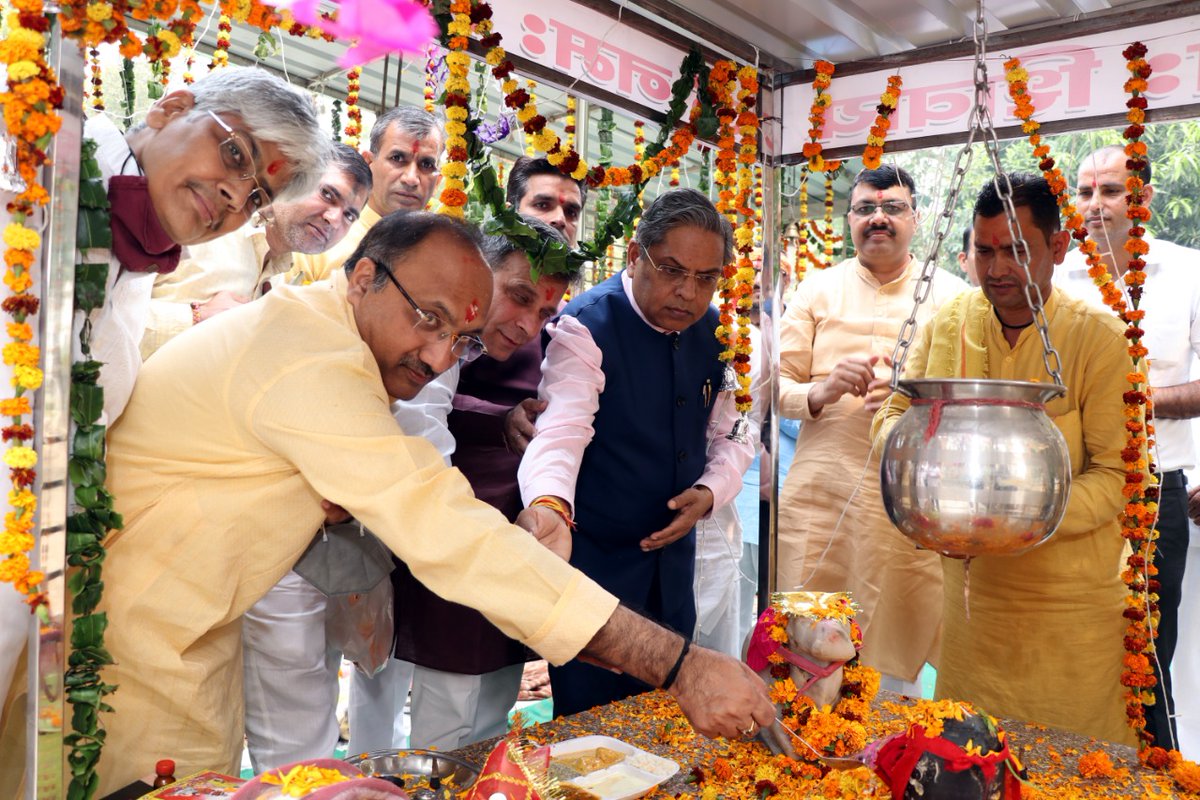 10a_rwa's tweet photo. @udaybiryadav @TOIGurgaon @its_AkankshaG @cmohry @DC_Gurugram @MunCorpGurugram @mcgurgaon @Rao_InderjitS @anilvijminister @NaveenGoyalBJP @PMOIndia @narendramodi @BJP4India @BJP4Haryana @drsudhayadavBJP @sudhirsinglabjp @RaoJSinghTOI #जमीनजेहाद RWA SEC.10A Times of India, लोकतंत्र के Rock Strong चौथे स्तंभ का तहे दिल आभार अदा करती है।मायने नहीं रखता नगर निगम,विधायक मेयर पार्षद क्या कहते हैं। तस्वीरें कहानी खुद बयां कर रही हैं। ईडब्ल्यूएस राजस्थान कॉलोनी उद्यान में मंदिर मकान तथा फुटपाथ पर  मंदिर बना कर कब्जा। https://t.co/2DbXuX5dmv