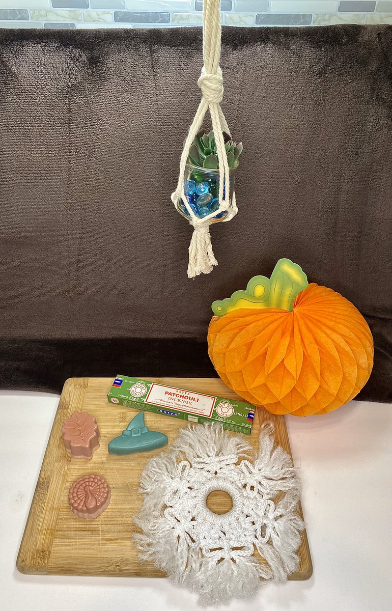 🥧🦃🍂𝓣𝓱𝓪𝓷𝓴𝓼𝓰𝓲𝓿𝓲𝓷𝓰/𝓕𝓪𝓵𝓵 𝓖𝓲𝓿𝓮𝓪𝔀𝓪𝔂🍂🦃🥧
- Macramé succulent hanger (fake succulent included)
- Macramé snowflake 
- CBD Soap
- Patchouli Incense 

Rules: 
• Follow me 
• Like &amp; RT this tweet 
• Comment an emoji

Winner will be chosen on 11/15 @ 6pm EST