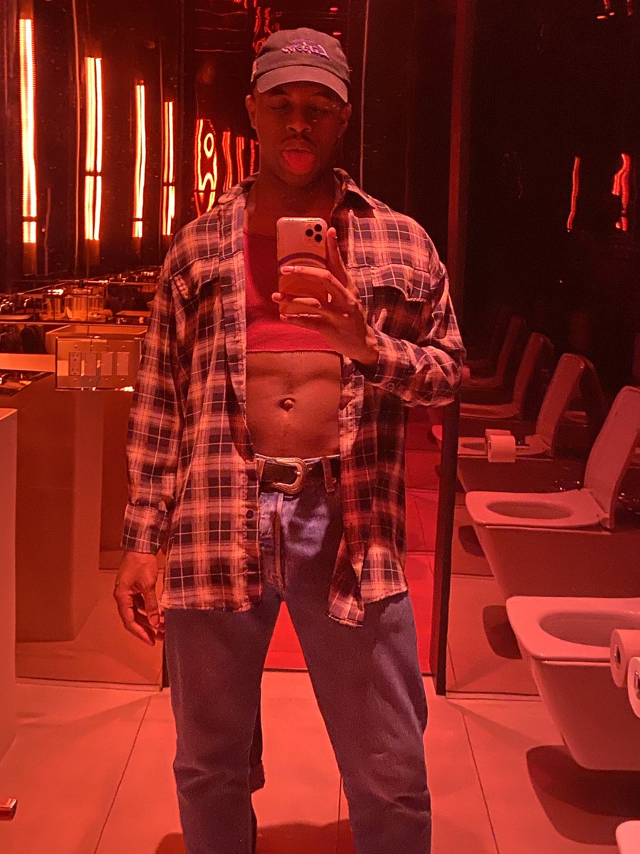 its_kelechi's tweet image. Your last saved selfie is you on the outside and your last saved meme is you on the inside