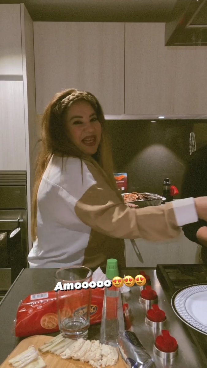 spiritloaizaa's tweet photo. Las mamis de kim y Juan juntas haciendo una cena que se ve riquísima ❣️🥰 https://t.co/PnkxF8fPRv
