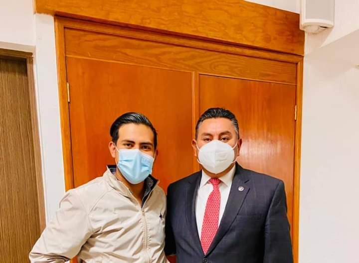SamEnrique_14's tweet photo. Muy satisfecho y contento de haber acudido al  recinto  del Poder Legislativo del Estado de México y poder saludar a algunos de los @DipPRIedomex y porsupuesto al amigo Diputado @jizquierdorojas quien me recibió en sus oficinas donde tuvimos una plática muy constructiva. https://t.co/eLCO2fQwso