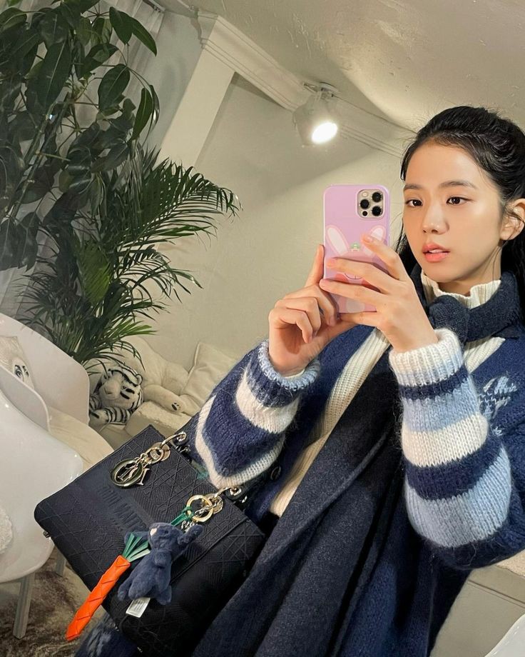 지수, 당신은 내 마음을 세게 때렸고, 이제 나는 당신의 시선에 사로 잡혀 있습니다💘😾.  

#JISOO #KIMJISOO #BLACKPINK