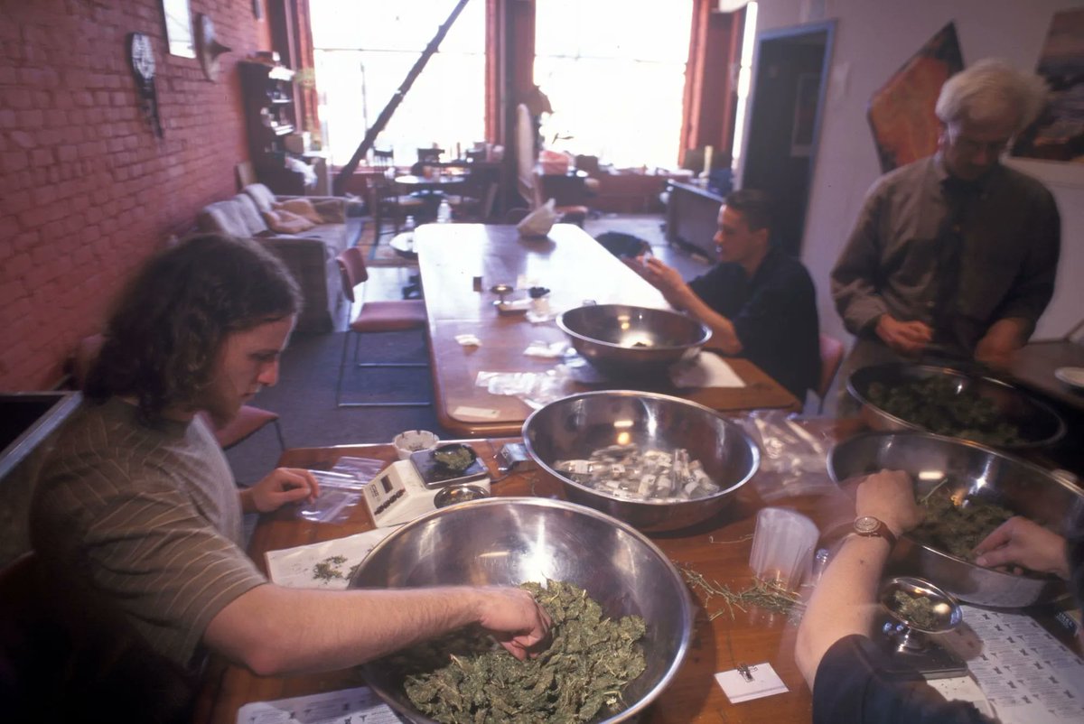 grahamfarrar's tweet photo. 25 years! Wow.. A big and sincere thank you to all of those that blazed the way to bring us where we are today. Its a honor and a responsibility to continue their fight to make the world a better place with cannabis. #LegalPot Turns 25: https://t.co/tTCSThYscs https://t.co/bTCN2t0ZWf