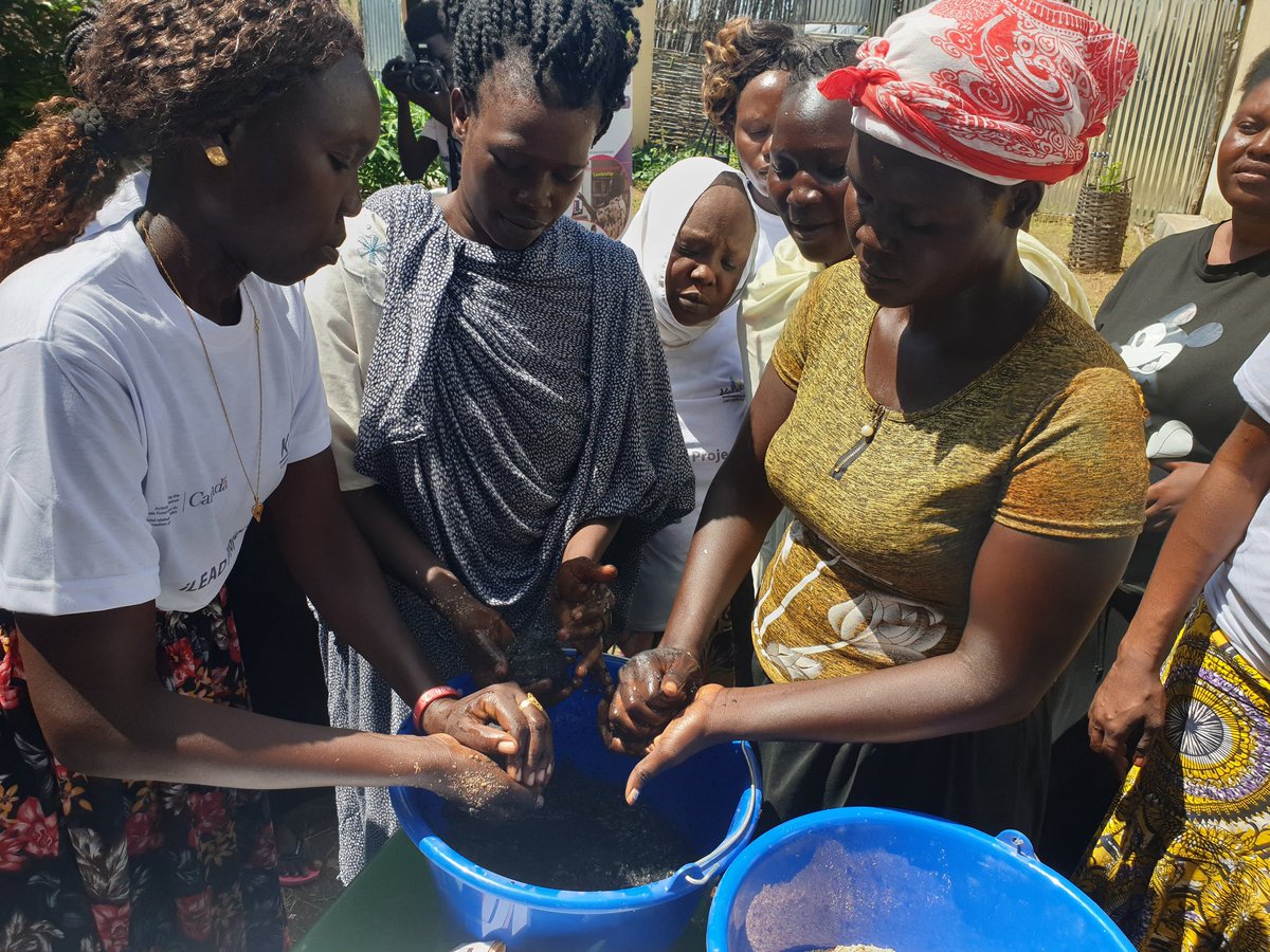 jennyhillcanada's tweet photo. Great time visiting a new 🇨🇦 #CFLI initiative in Gurei with @Konetahub to produce energy efficient stoves and no-smoke briquettes from recycled materials.

An innovative project in #SouthSudan that is good for the environment, health and your pocketbook! https://t.co/KrZPFZ3ppF
