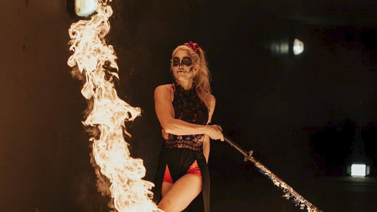 60 Second Docs on Twitter "Meet a Professional Fire Dancer"