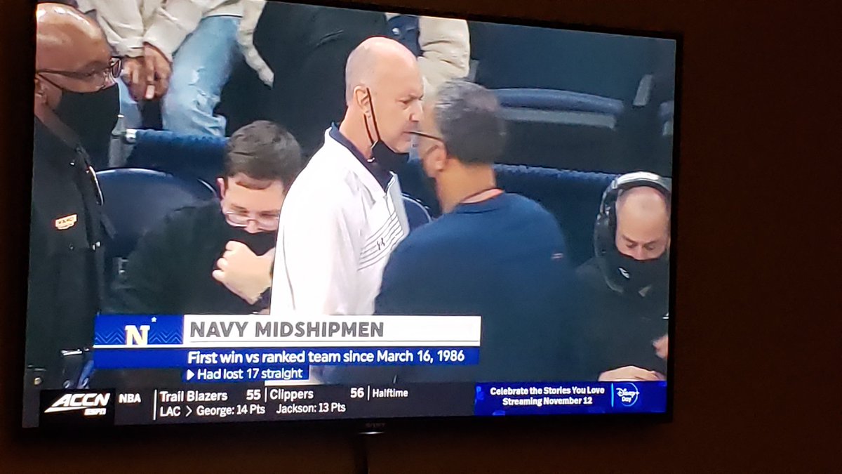 joefav's tweet photo. First shocker of #ncaa hoops season, #navy, missing 2 starters, upsets #25 #virginia 66-58, 1st win over top 25 team since the jr yr of @DavidtheAdmiral in 1986. Three #acc teams upset on #OpeningNight #gomids https://t.co/qp018o5E5D