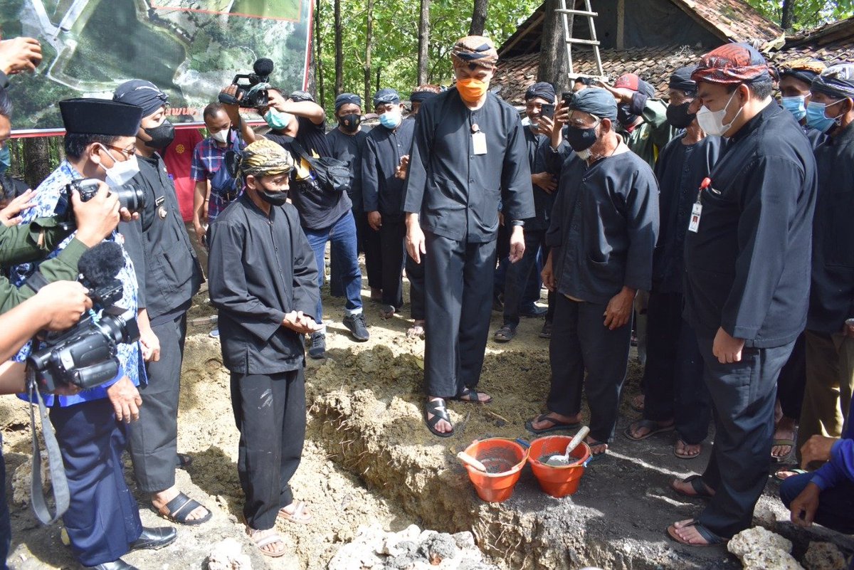 ESDMJateng's tweet photo. Peletakan batu pertama pembangunan tower air mengupayakan banyu panguripan Sedulur Sikep Samin oleh Gubernur @ganjarpranowo di dukuh Karangpace Desa Klopoduwur Kec Banjarejo @PemkabBlora (10/11)

@AriefRohman_838 
@jarwanto2atmoko 

#jatenggayeng https://t.co/H5mshbqrA2