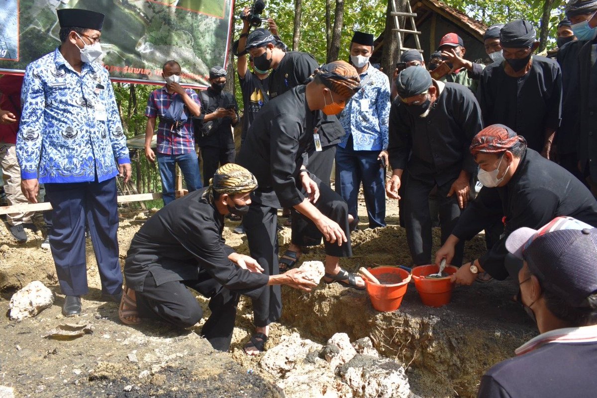 ESDMJateng's tweet photo. Peletakan batu pertama pembangunan tower air mengupayakan banyu panguripan Sedulur Sikep Samin oleh Gubernur @ganjarpranowo di dukuh Karangpace Desa Klopoduwur Kec Banjarejo @PemkabBlora (10/11)

@AriefRohman_838 
@jarwanto2atmoko 

#jatenggayeng https://t.co/H5mshbqrA2