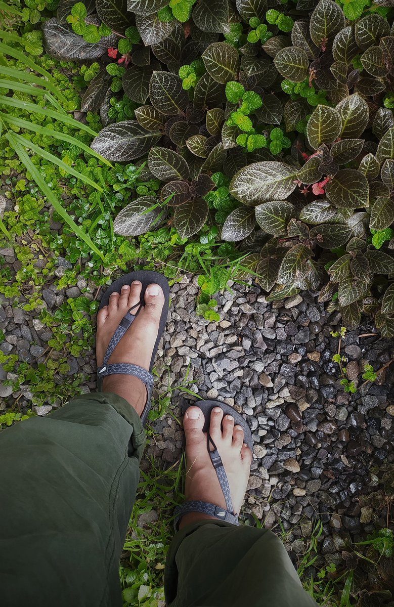 enkiholic's tweet photo. Sendal, mampu bertahan di setiap situasi dan keadaan. Ujan atau panas terik, gk bakal membuatnya rusak dengan mudah. Dari sendal ddpt pelajaran, manusia hrs dpt btahan dlm situasi sulit &amp; tidak mdh putus asa.Anjay, sok bijak bgt :)) pdhal cm pgn pamer pyoppfledge kriman barefoot https://t.co/0xtWnCfBPM