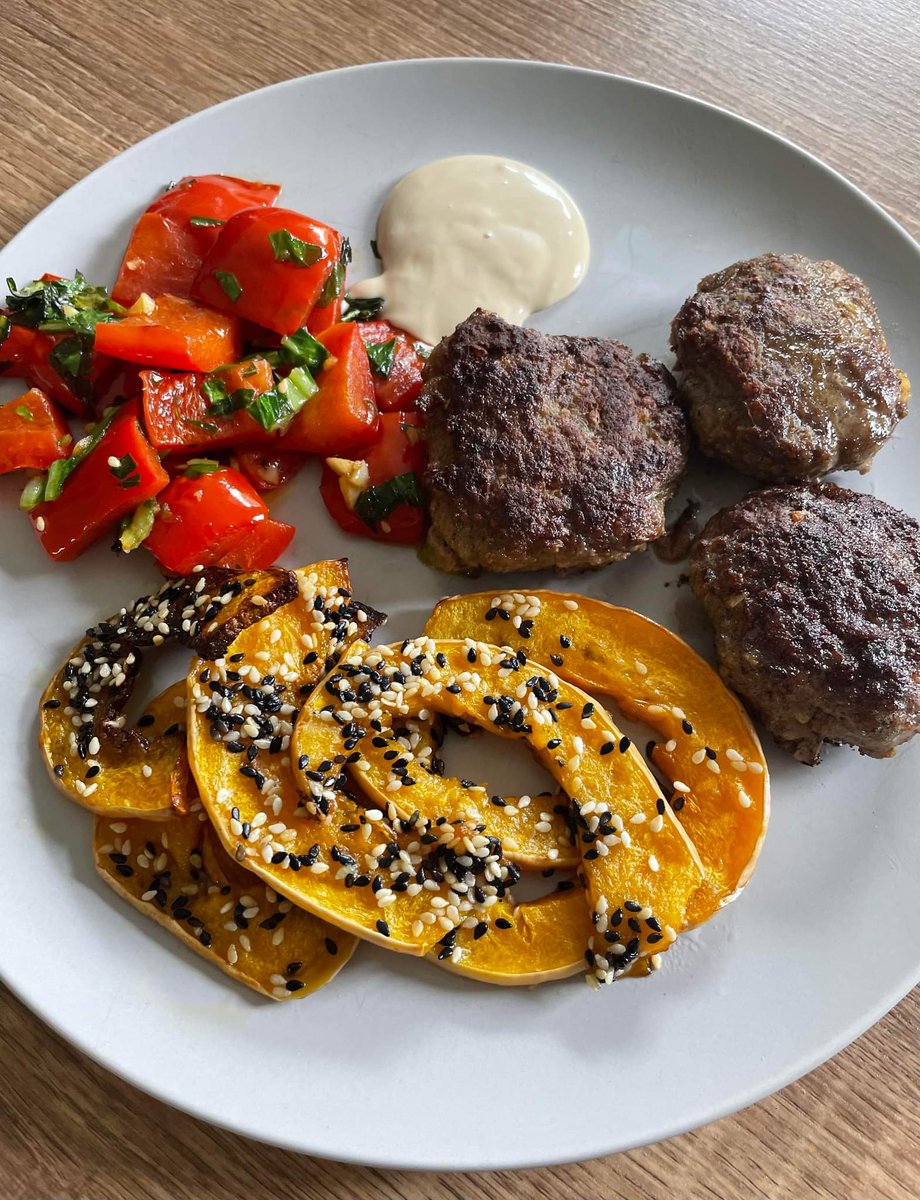 Has anyone actually ever seen a <a href="/HelloFreshAU/">HelloFreshAU</a> delivery driver? Because I'm convinced that sometime between 12am and 1am it just magically appears on my front step. 

P.s. here's my latest meals. <a href="/ultim8medic/">Jordan</a> #sponsermepls