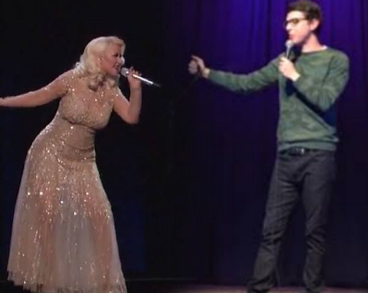 gimmemorangel's tweet photo. American singer Christina Aguilera pays tribute in a holographic duet with the late Venezuelan comedian Víctor Medina "Nanutria".
The special performance will air on Venevision at 8:00 (Pacific Standard Time) right after the rerun of the hit soap-opera Cosita Rica.
#RIPNanutria https://t.co/wArqANSzR1