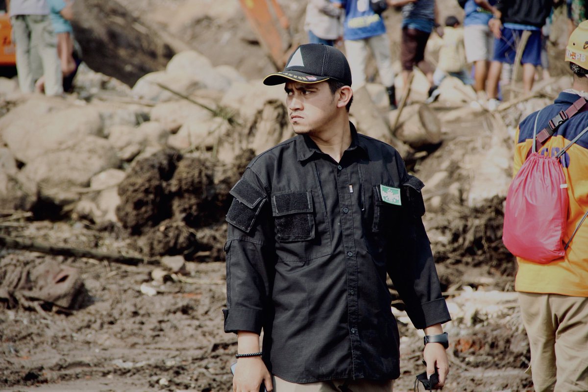 MHasanAbd's tweet photo. Bukan saatnya saling menuduh. Ini adalah salah kita semua. Mari berbenah!

H+6 Banjir Bandang
Batu, 10 Nov 2021.

#prayforbatu 
#batuberbenah https://t.co/QyxvW9HEsL