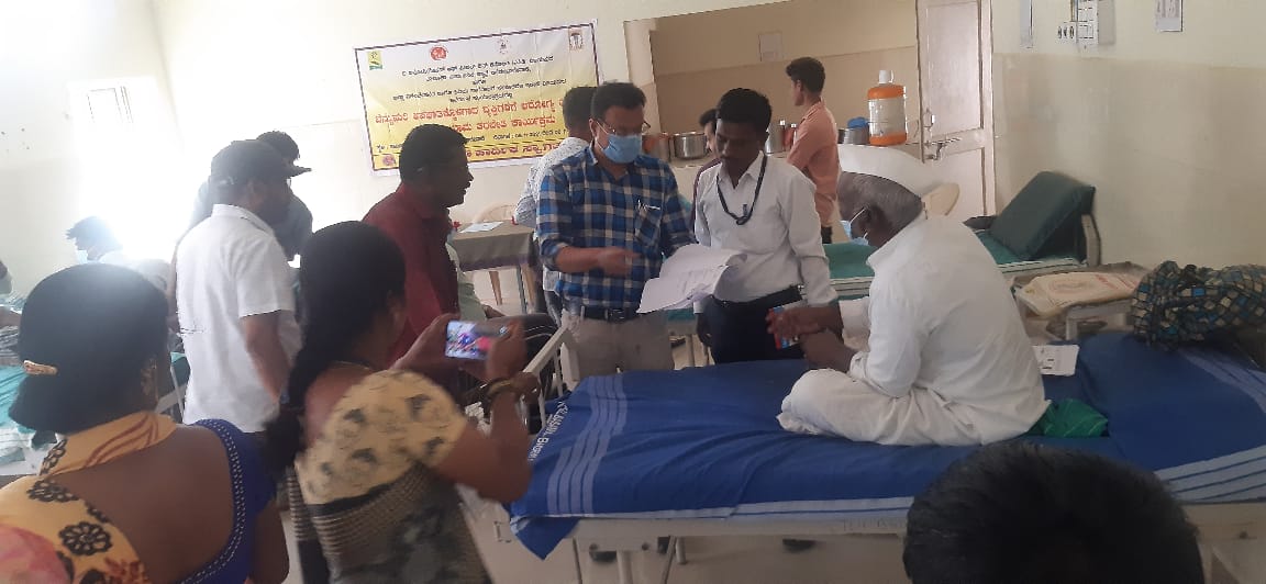 APD_India's tweet photo. A 2-day #MedicalCamp was organised at the taluk health hospital Basavana Bagewadi in #Vijayapura. Fourteen people with #SpinalCordInjury received therapy and were tested for HB, TC, DC, FBS, Urine routine, X-Ray and ultrasound tests with the support of the government hospital. https://t.co/hKOv9IkHU6