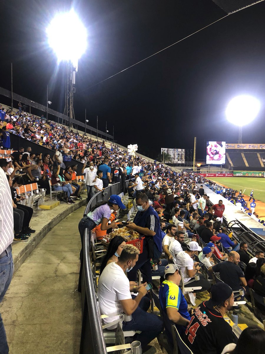 danibelouche's tweet photo. #DEPORTES @caraquistas  @Magallanes_bbc  lleno total ⚾️⚾️ https://t.co/GlWeRs8kbP