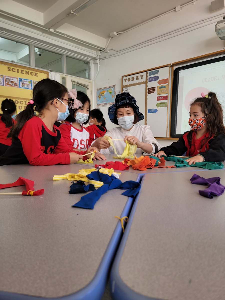 Adri_Mahoney's tweet photo. @fashionclic's Toby Crispy engages with our Grade 1 students and their upcycling craft-ivity! It's never too early to instill the skills needed for a #sustainablefuture. #upcycling #ECOxDSC #CallToEarth https://t.co/o3EyAFu8FI