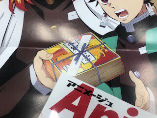 アニメージュ編集部 アニメージュ12月号 絶賛発売中 テレビアニメ 鬼滅の刃 無限列車編 の描きおろしピンナップに注目 第1話で描かれた 煉獄さんの牛鍋弁当にまつわるエピソード その大量のお弁当の一つを 無限列車で炭治郎におすそ分け