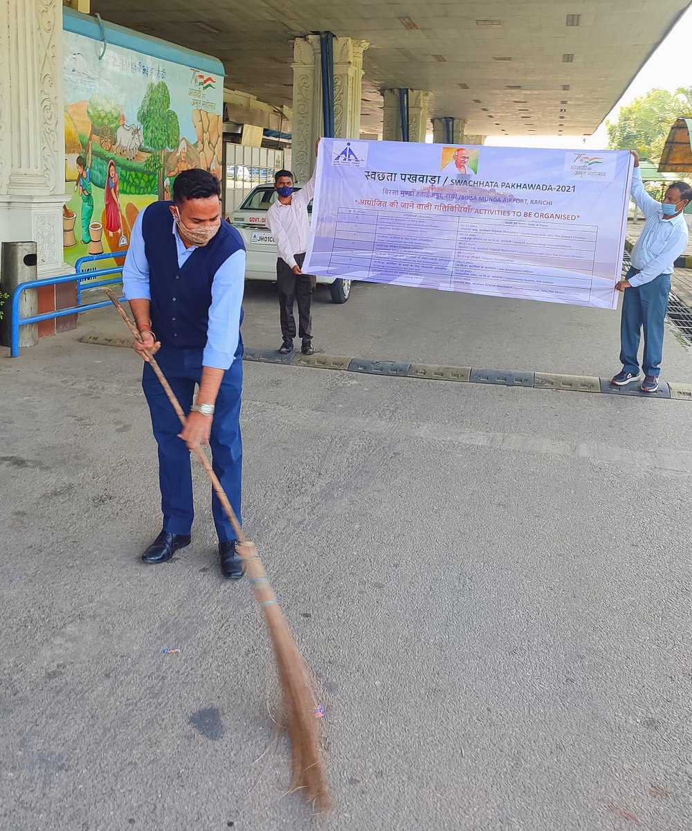 aaiRanchiApt's tweet photo. "Swachhata Abhiyaan" has been carried out by the employees of Airports Authority of India around Birsa Munda Airport, Ranchi @aaiRanchiApt during the ongoing Swachhata Pakhawada-2021 from 1st to 15th November, 2021.
#PledgeToClean #AmritMahotsav
@AAI_Official
@aairhqer https://t.co/aB6ZOXz93W