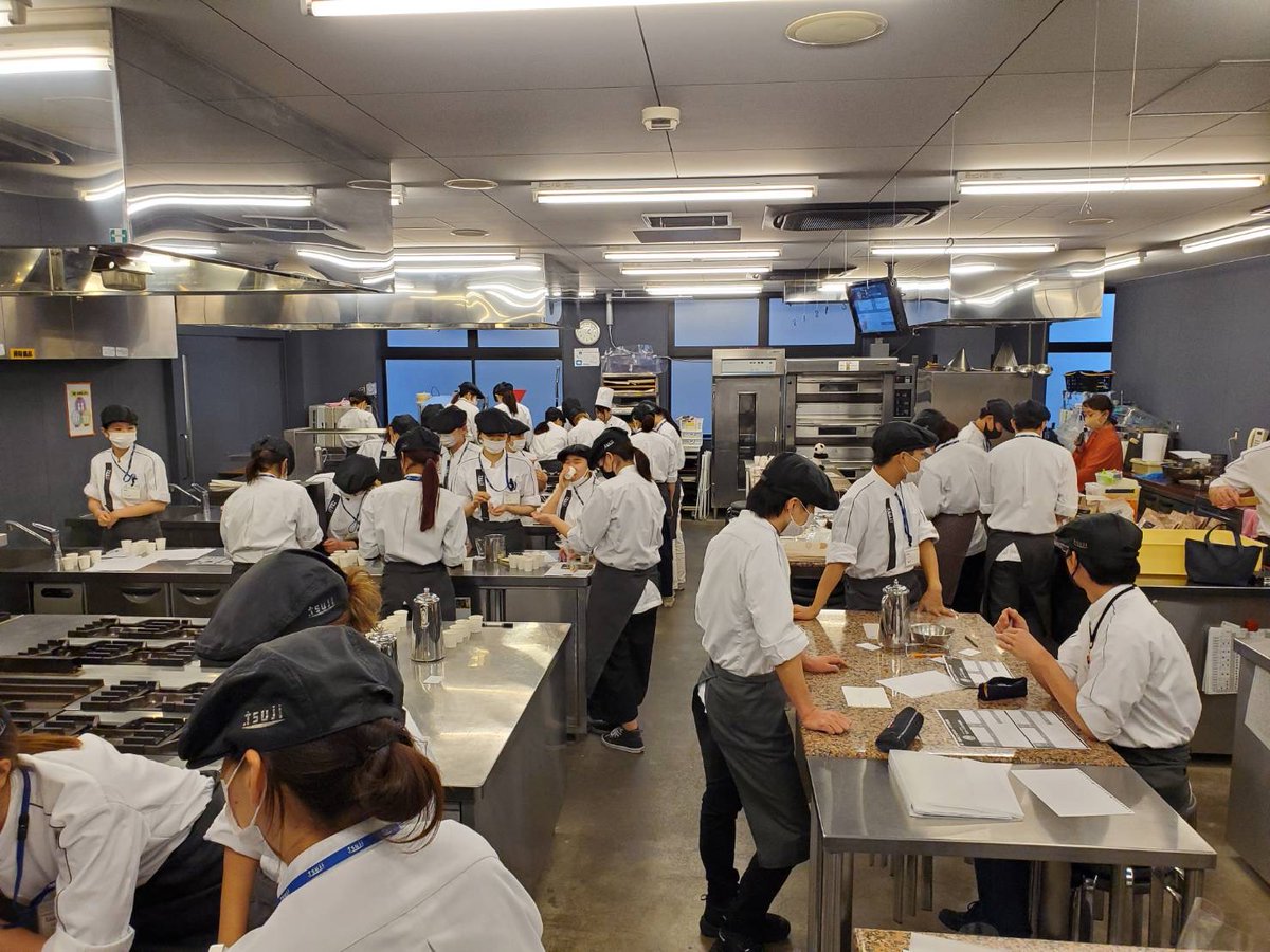 MitsubachiP's tweet photo. 昨日、大阪にある辻調理師専門学校様にて浦社長が講義と、インフィニミックスを使用してチョコレートドリンク体験の実習を行いました！
皆様楽しそうに講義も実習も積極的に参加してくださいました！いつかマシンを自身のお店で持ちたいと思ってくれた学生さんもいてとても良い時間を過ごせました♪ https://t.co/WrbwARHYqX