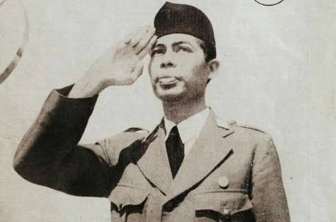 sutanmangara's tweet photo. Alangkah lebih baik menurut saya,
Foto Jendral Sudirman Sebagai Simbol Hari Pahlawan.

Sebagai Panglima TNI Pada Masa Perjuangan Kemerdekaan,
Ia Harus Rela Berkorban dan Begerilya Dari Hutan Ke Hutan. https://t.co/1DcPLwdkKH