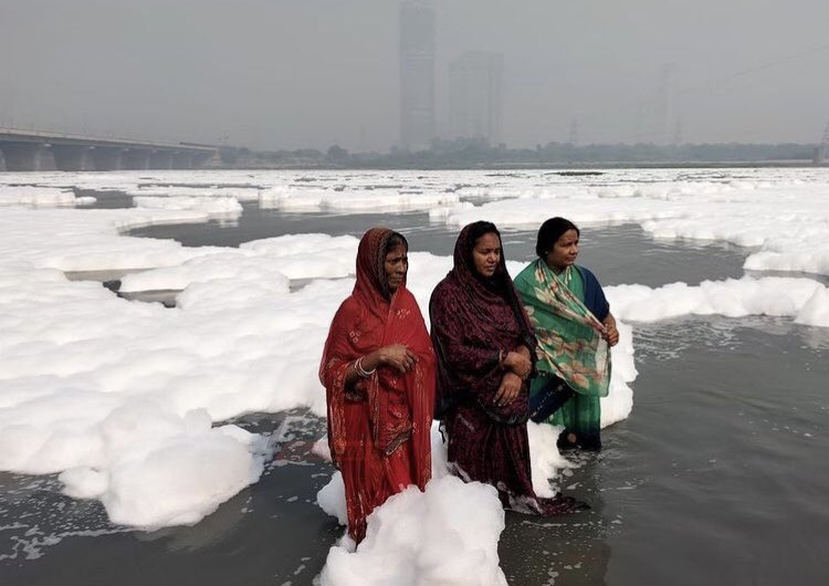 shivi028_'s tweet photo. Its Toxic froth! Its high time we have to get serious about environment, all the chemical plants who just let their waste into rivers, we should better come up with some other alternatives #YAMUNAPOLLUTION #YamunaTurnsToxic https://t.co/QJQg1JiJRJ