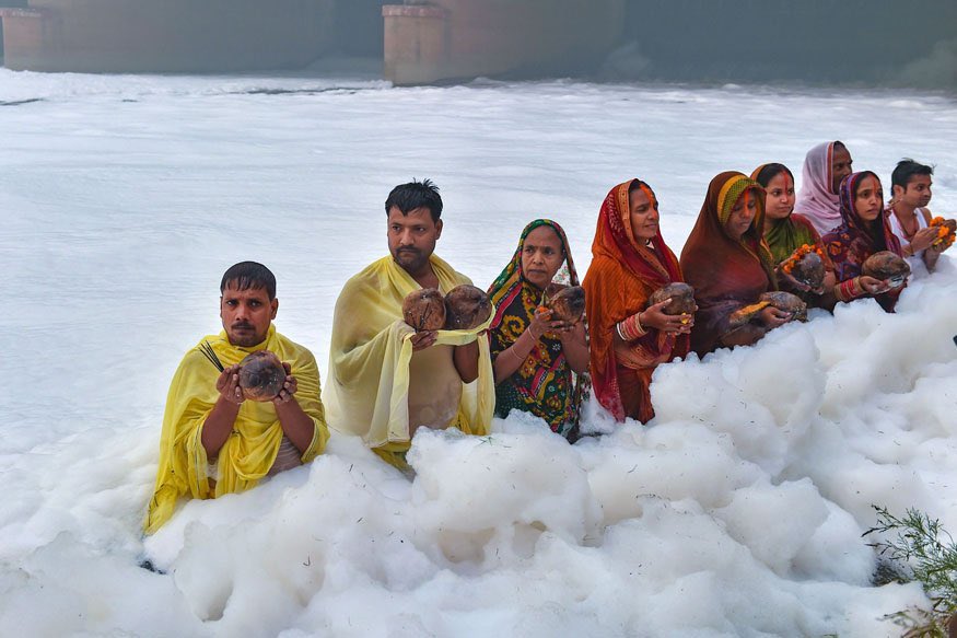 shivi028_'s tweet photo. Its Toxic froth! Its high time we have to get serious about environment, all the chemical plants who just let their waste into rivers, we should better come up with some other alternatives #YAMUNAPOLLUTION #YamunaTurnsToxic https://t.co/QJQg1JiJRJ